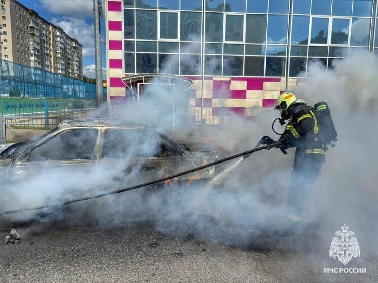 На западе Волгограда загорелся припаркованный автомобиль