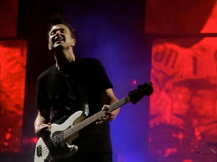 Бас-гитарист и вокалист Blink-182 Марк Хоппус решил изложить свой взгляд на более чем тридцатилетнюю историю группы в своих мемуарах
