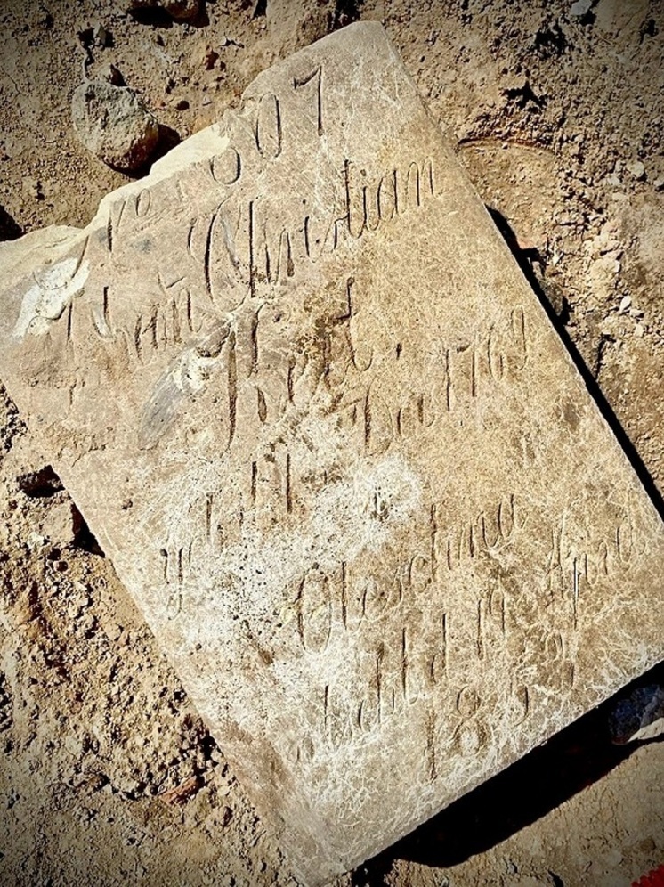 В Волгограде возле «Старой Сарепты» нашли надгробную плиту XIX века