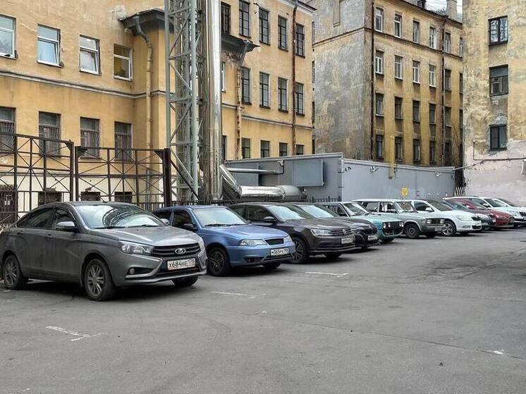 Петербуржец в беспамятстве поджег иномарки на парковке