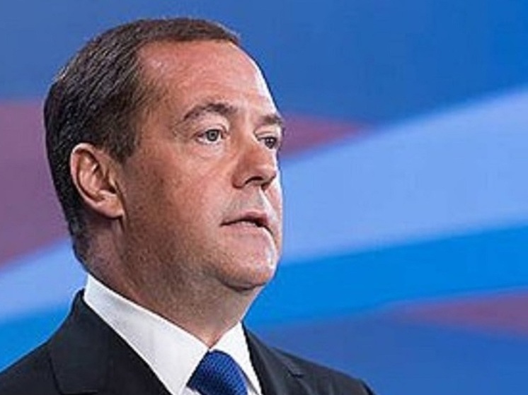 Медведев заявил, что Украине нужен мир, и пошутил о салфетке Макрона