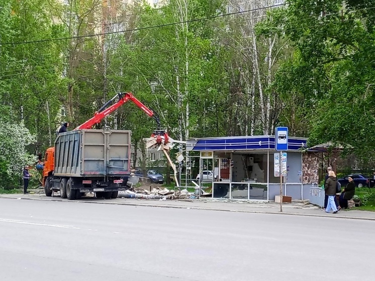 В Екатеринбурге демонтируют остановочный комплекс «Волгоградская»