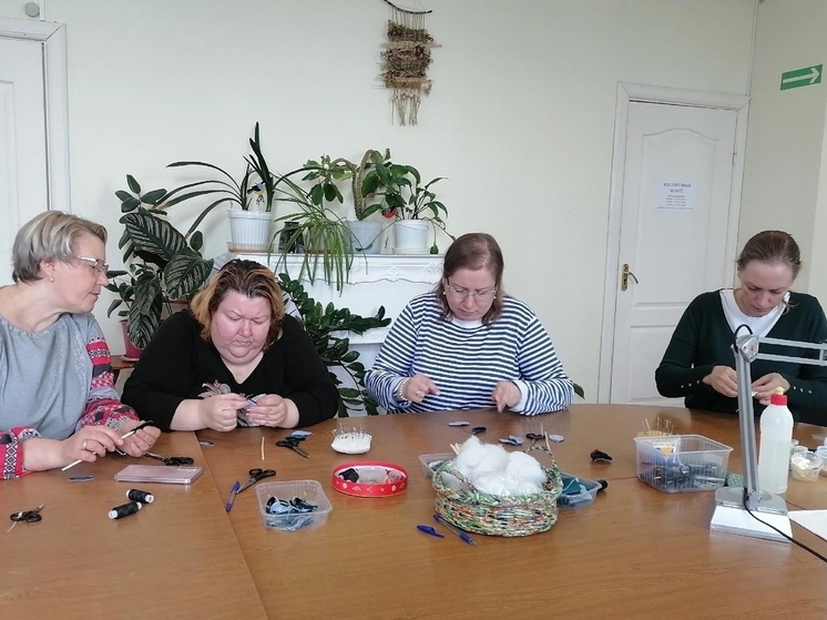 В НАО провели мастер-класс по созданию броши «Брусника»