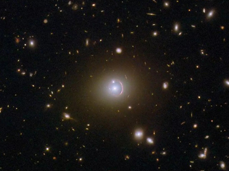 Le télescope spatial Hubble capture un rare anneau d'Einstein composé de trois galaxies