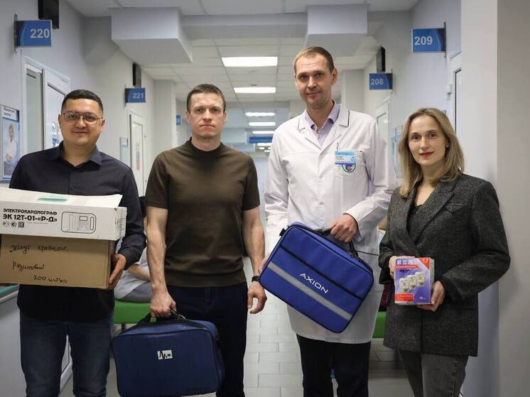 Медики из Тарко-Сале отправили партию медоборудования волновахским коллегам