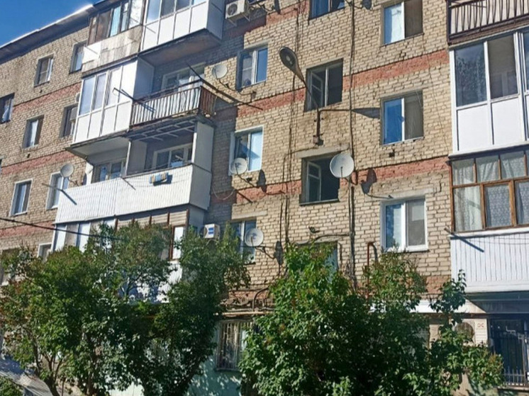 Пожарные спасли пять человек из горящей пятиэтажки в Энгельсе