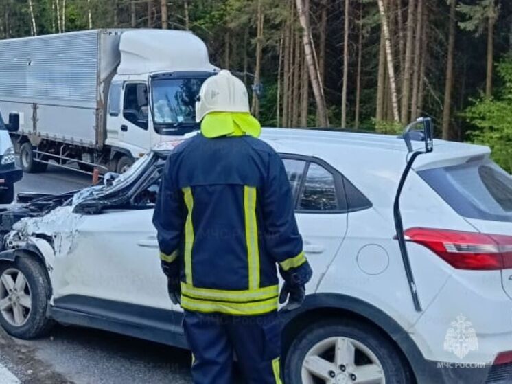 Человек пострадал при столкновении легковушки с КамАЗом на калужской трассе