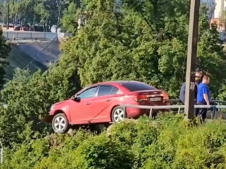 В Орле авто едва не слетело с горы на территорию Детского парка