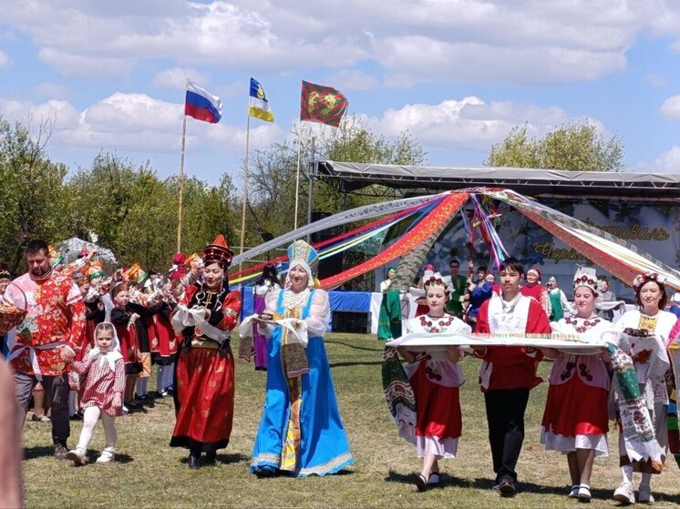 17 мая в Кяхтинском районе Бурятии в четвертый раз прошел фестиваль «Черемуха на Чикое». Фестиваль стал ярким праздником, объединившим природу, культуру и радушие местных жителей. Он прошел в живописной местности на реке Чикой, по берегам которой белым-бело в пору цветения черемухи, и собрал более 2 тысяч гостей. 