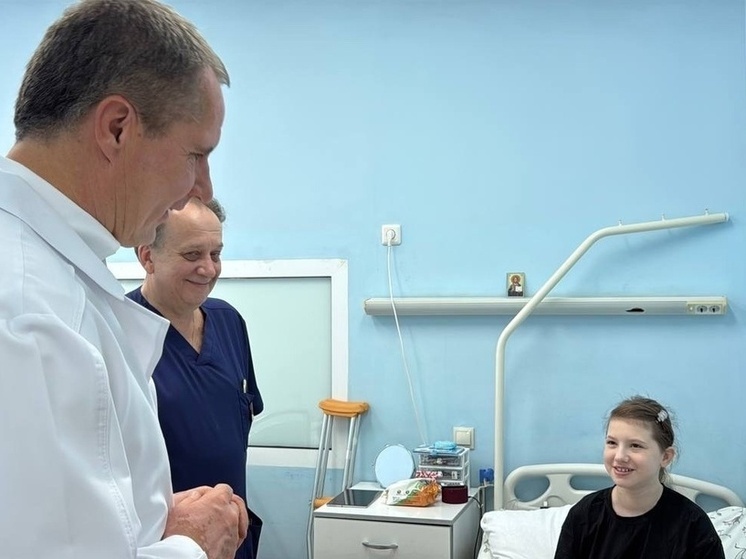 Вячеслав Гладков навестил в больнице девочку, пострадавшую при атаке ВСУ осенью