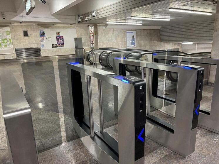Новые турникеты за 41 млн установили на станции метро «Площадь Ленина»