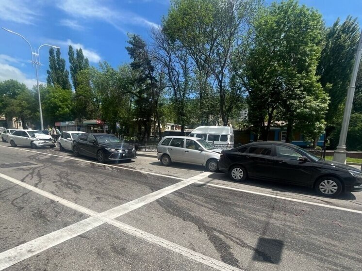 В Пятигорске по вине водителя-бесправника произошло ДТП с участием пяти машин