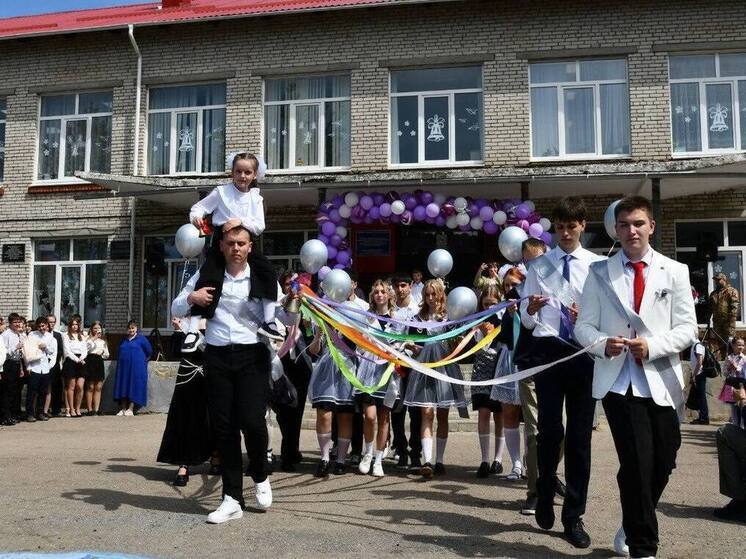 Последние звонки проходят в школах Псковского района