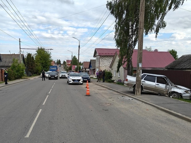 В Орле автоледи протаранила световую опору