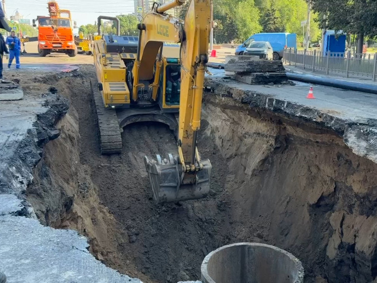 Воронежский водоканал приступил к земляным работам в месте провала асфальта