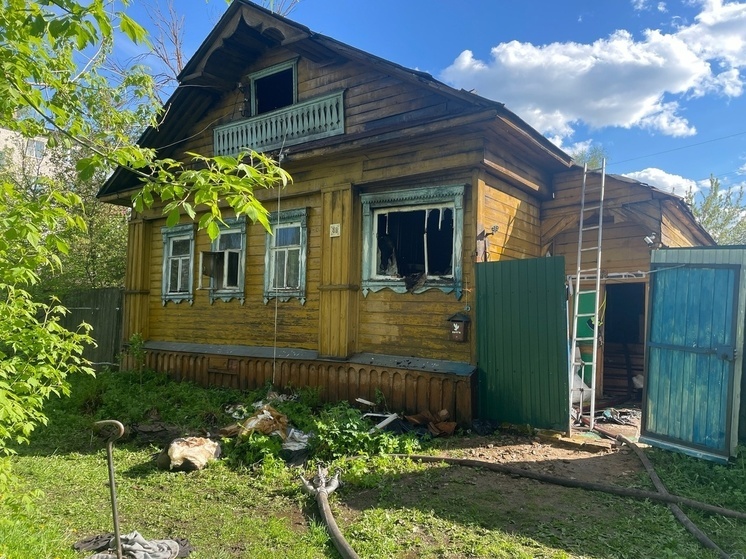 В Кимрах Тверской области пожарные потушили деревянный дом