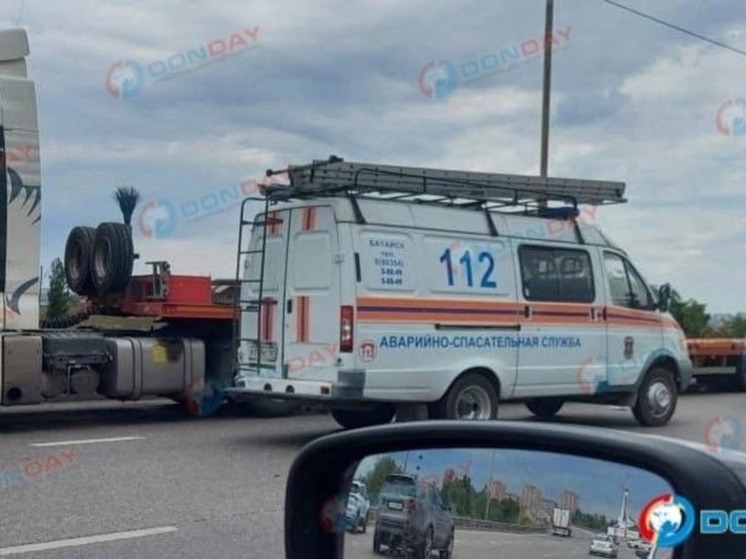 Три человека пострадали в аварии с длинномером под Батайском