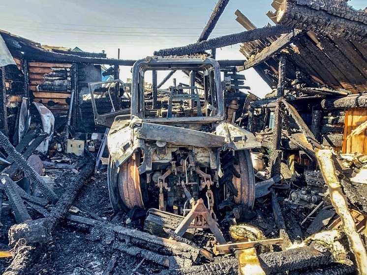 В Вилегодском округе потушили пожар в гараже с трактором