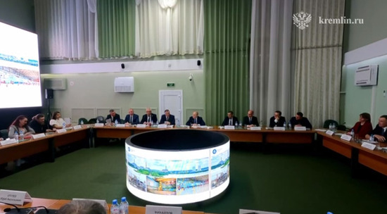 Путин провел рабочее совещание с главой муниципалитетов Курской области в Курчатове: видео