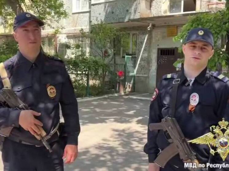 Полицейские спасли мужчину из горящей квартиры в Махачкале