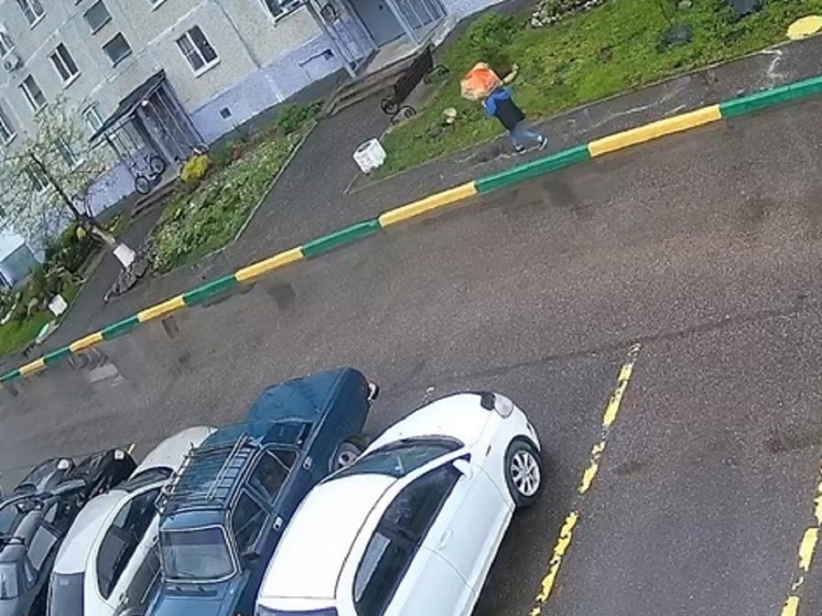 В Тверской области мальчика с оранжевым зонтом обвинили в краже велосипеда