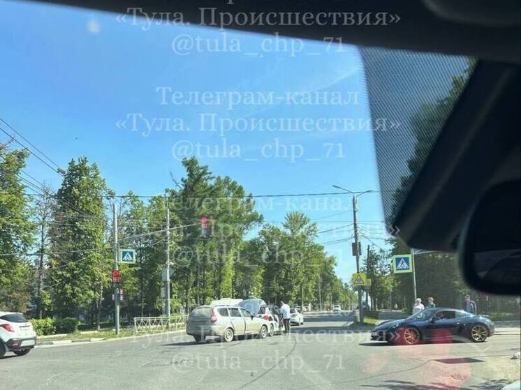 Две машины автошколы «втянули» «Приору» в ДТП в Туле