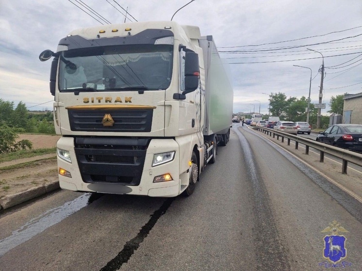 В Самаре «четырнадцатая» разбилась о тягач Sitrak на Южном шоссе