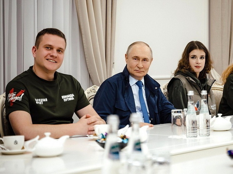 Путин провёл встречу с волонтёрами в Курской области
