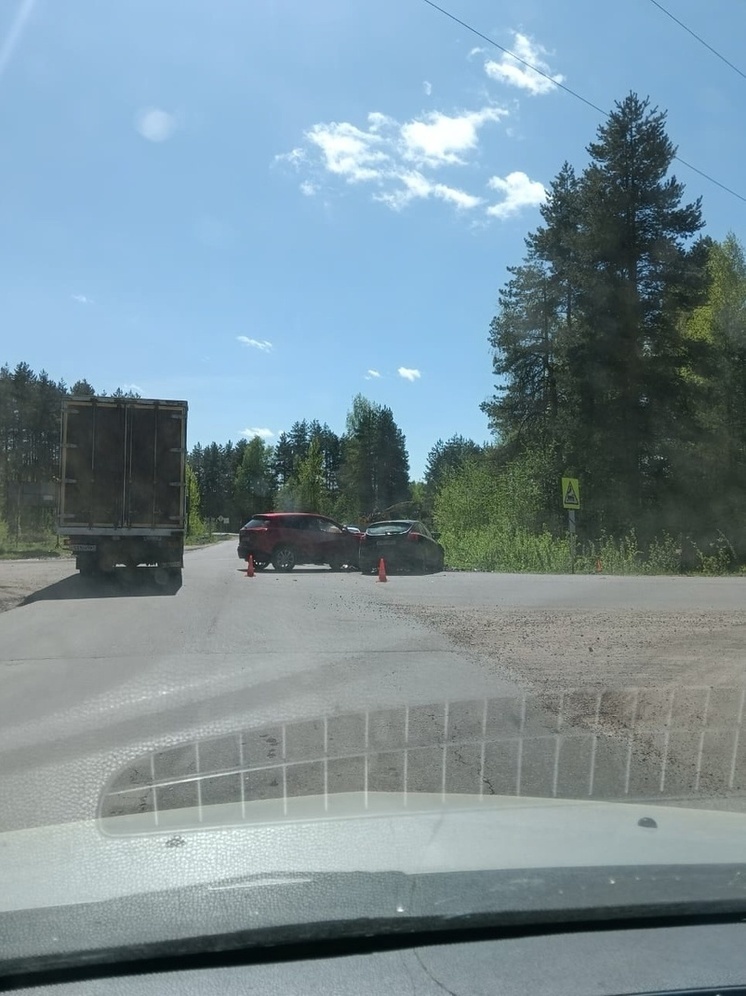 Возле ж/д переезда под Тверью столкнулись две легковушки