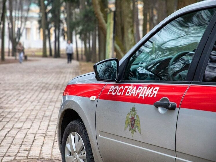 Пьяный парень ввалился в дом жителей Запрудни, чтобы выспаться