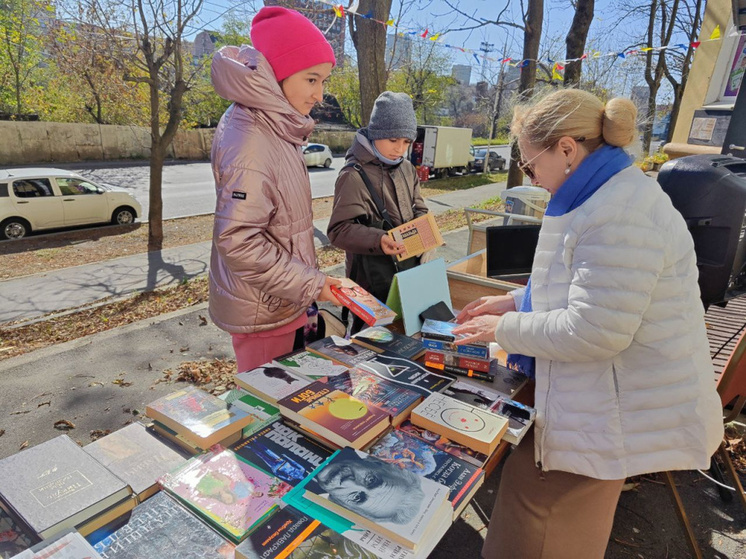 В воскресенье, 25 мая, в библиотеке № 10 на улице Верхнепортовой, 76 с 13:00 до 17:00 состоится весенний книжный своп – мероприятие, на котором жители Владивостока смогут обменяться книгами, пообщаться и выпить горячего чаю в атмосфере уюта
