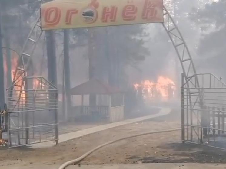 Пожарные тушат корпус в детском лаере «Огонек» в Забайкалье