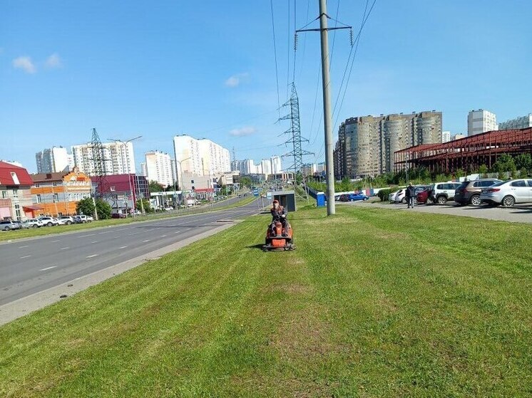В Курске убирают улицы и готовят дороги к ремонту