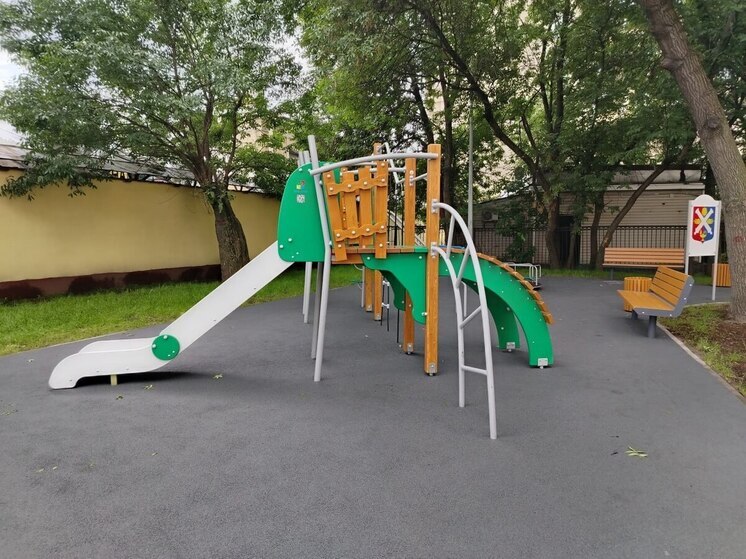 В Петербурге СК возбудил уголовное дело после падения мальчика с горки