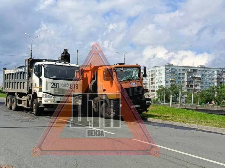 В Пензе самосвал врезался в столб рядом с «Глобусом»