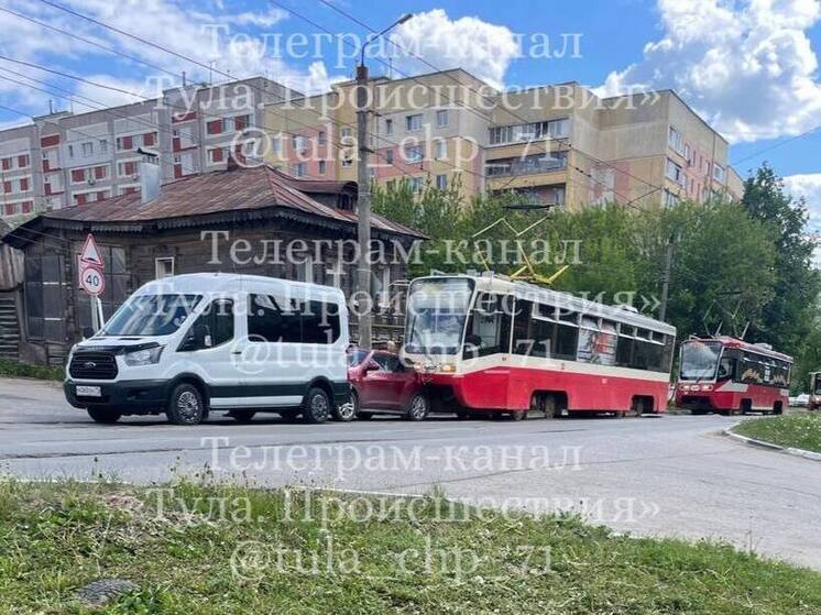 В Пролетарском районе Тулы автомобиль «зажало» микроавтобусом и трамваем