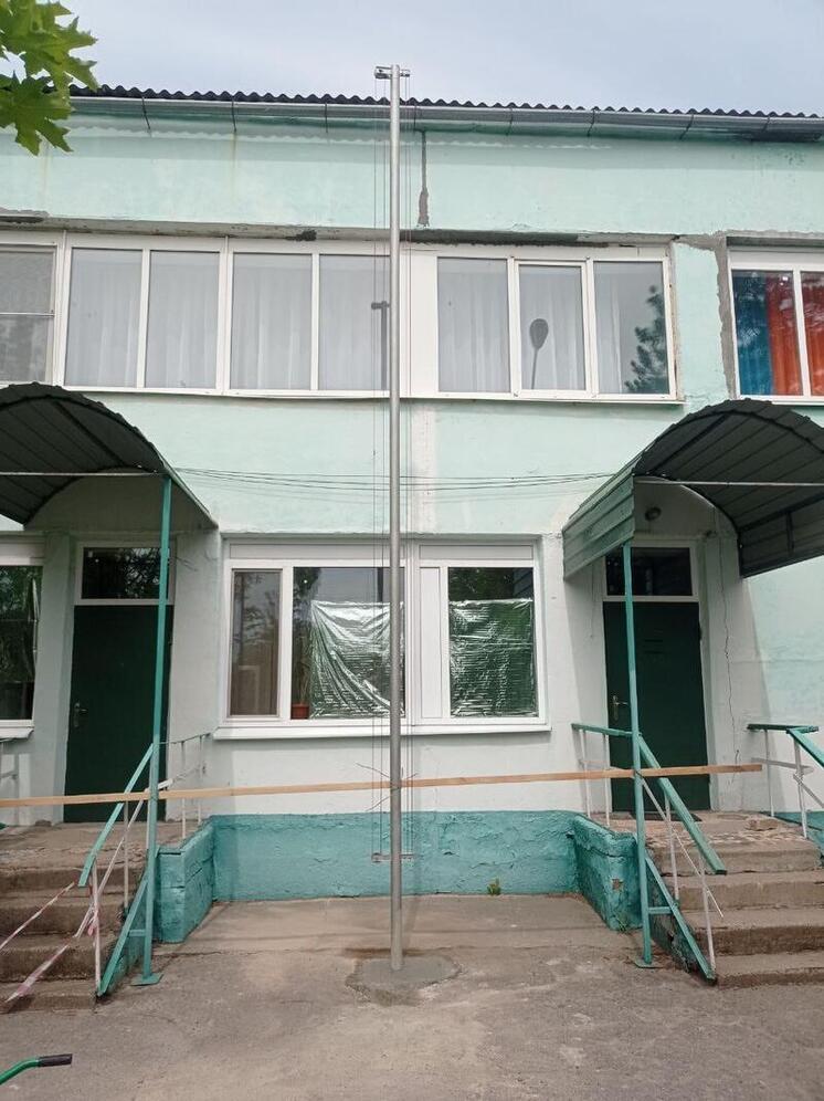 Бригада из Ингушетии установила флагшток в детском саду «Тополёк» в Молочанске