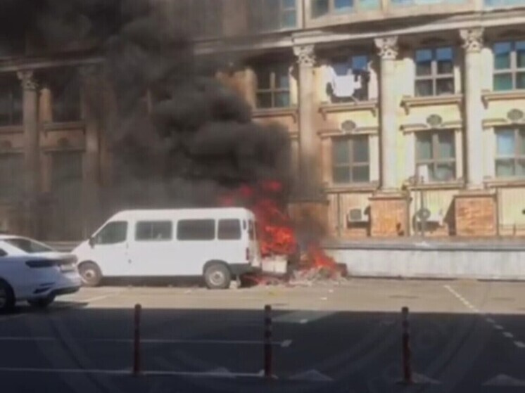 В Центральном районе Сочи загорелась машина с прицепом