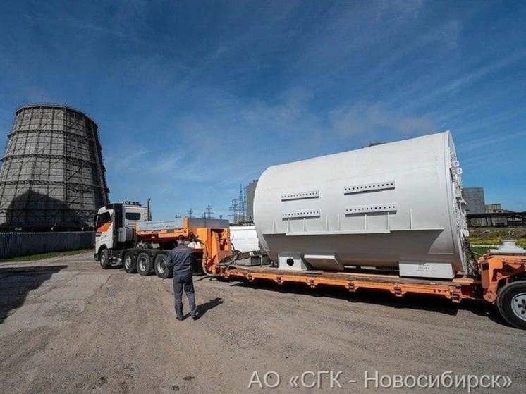 На Новосибирскую ТЭЦ-4 привезли новый генератор с завода ЭЛСИБ