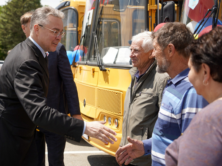 Глава Ставрополья передал школьные автобусы территориям края