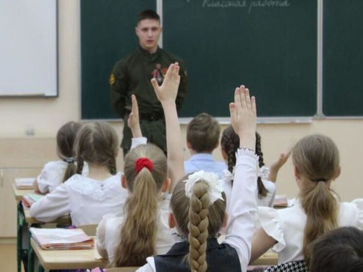 Занятие для 3-го «Б» класса школы № 50 Белгорода провел ветеран СВО Илья Майтаков
Впереди у школьников летние каникулы, во время которых они будут больше времени проводить на свежем воздухе, играть во дворах и на площадках