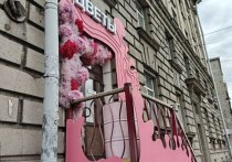 Уродливое оформление фасада цветочного магазина на Каменноостровском проспекте, 42Б, в Петроградском районе Петербурга демонтируют. Выяснилось, что владелец магазина, ИП Дякив Александр Сергеевич, нарушил условия согласования вывески с Комитетом по печати и взаимодействию со СМИ, а вычурное розовое оформление входа не было согласовано вовсе. Дальнейшая судьба «дизайнерского безумия» теперь в руках Государственной жилищной инспекции (ГЖИ).