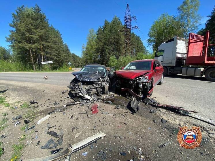 На перекрестке под Тверью водитель не уступил дорогу и устроил серьезное ДТП