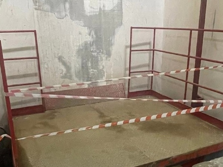 В новосибирской клинике работник упал с высоты 2,5 метра