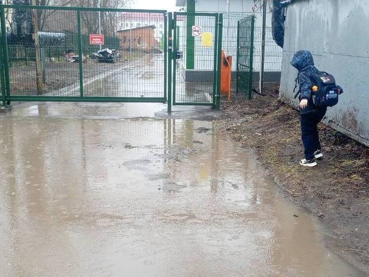 Прокуратура потребовала устранить затопление у начальной школы в Канаше