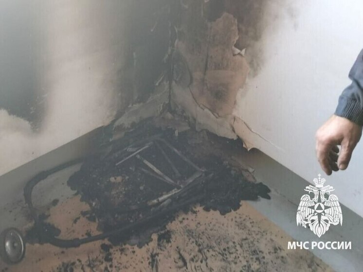 В Башкирии пожарные потушили полыхающую детскую коляску в подъезде