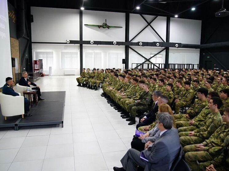 Радий Хабиров встретился в парке «Патриот» со школьниками