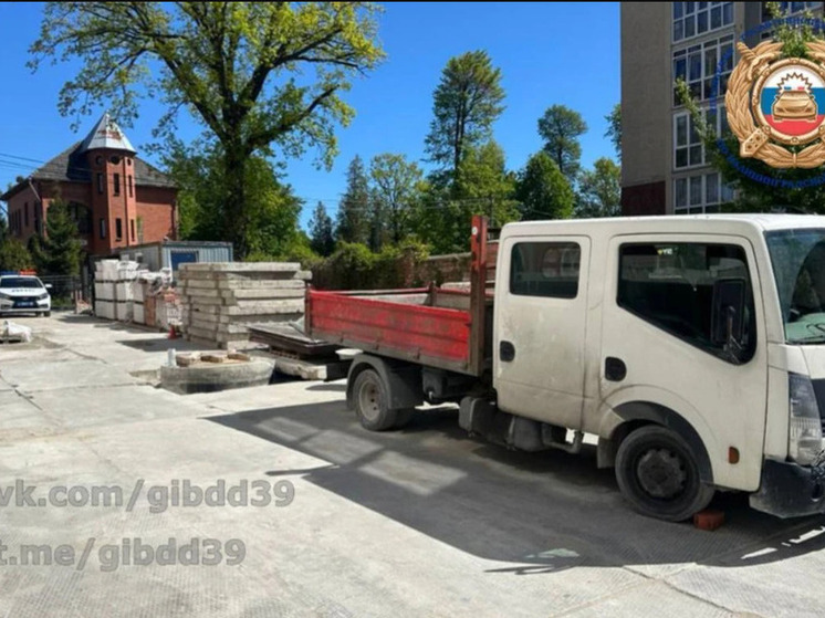 В Гурьевске мужчину прижало к стене своим же грузовиком