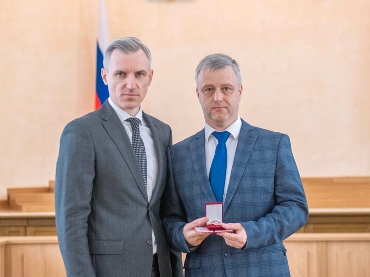 Губернатор Василий Анохин вручил медикам почётные знаки Смоленской области «За исцеление и милосердие»