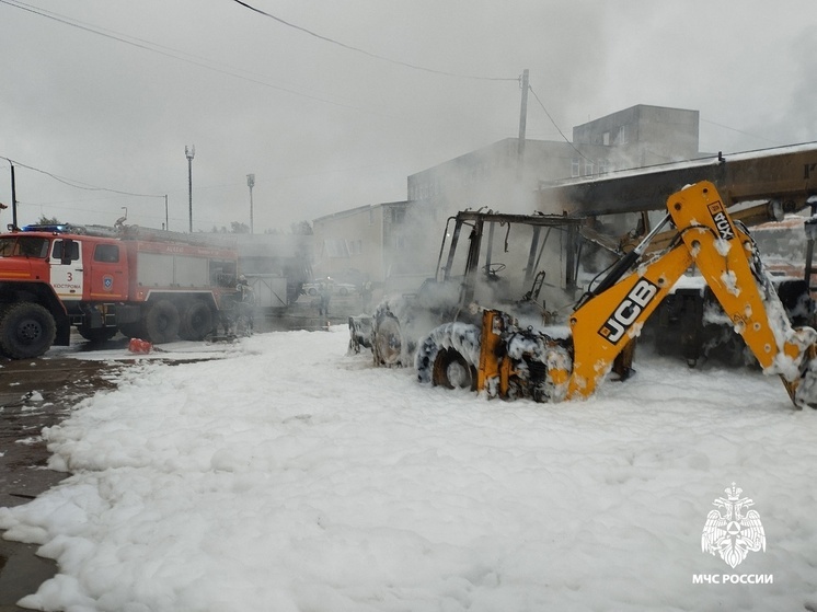 Кадры горящего погрузчика завирусились в костромских соцсетях
